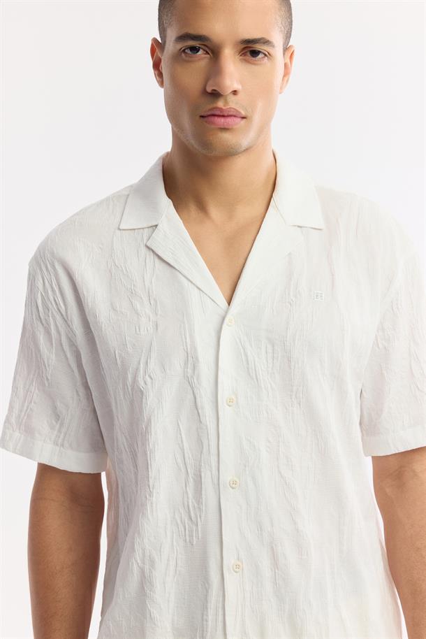 Beyaz Apaj Yaka %100 Pamuk Jakarlı Kısa Kol Gömlek