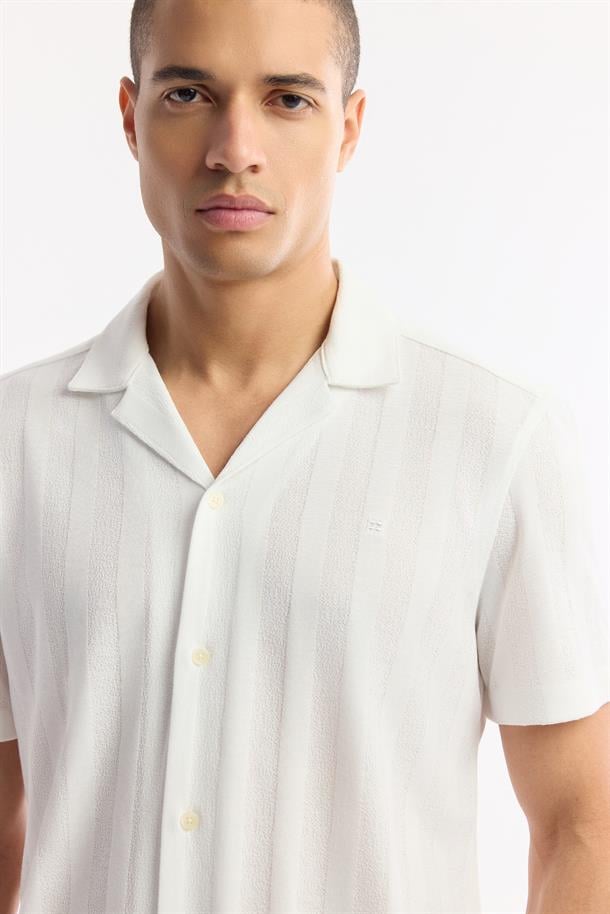 Beyaz Apaj Yaka Jakarlı Jersey Gömlek