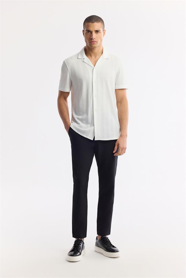 Beyaz Apaj Yaka Jakarlı Jersey Gömlek