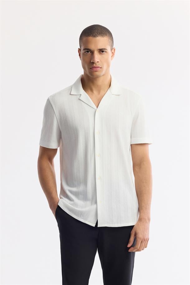 Beyaz Apaj Yaka Jakarlı Jersey Gömlek