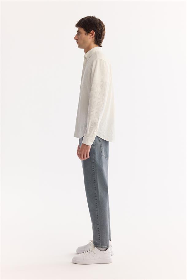 Beyaz Düğmeli Yaka Pamuklu Dokulu Gömlek