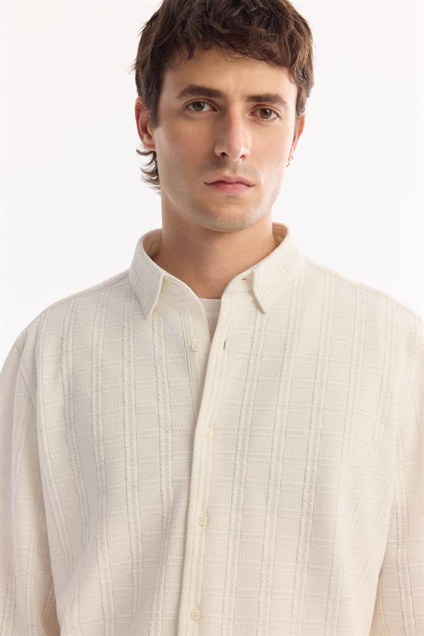 Beyaz Düğmeli Yaka Pamuklu Dokulu Gömlek