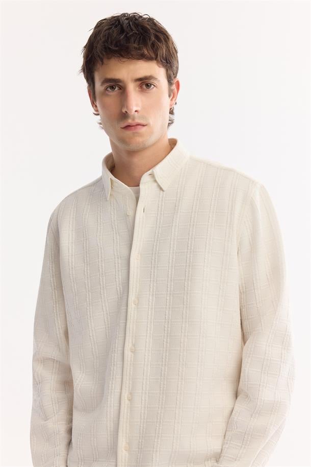 Beyaz Düğmeli Yaka Pamuklu Dokulu Gömlek