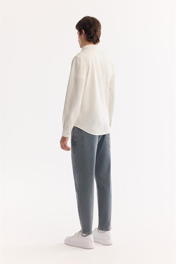 Beyaz Düğmeli Yaka Pamuklu Dokulu Gömlek