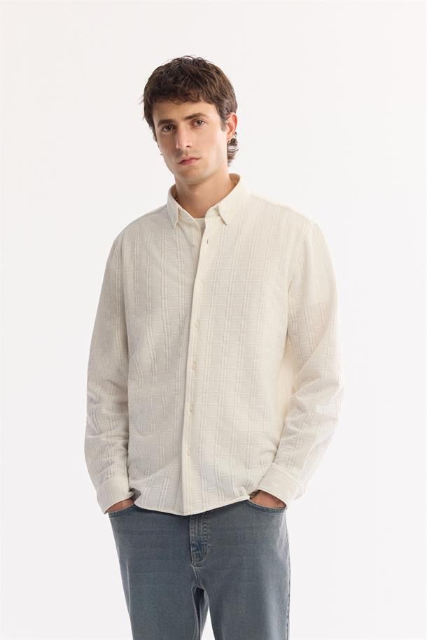 Beyaz Düğmeli Yaka Pamuklu Dokulu Gömlek