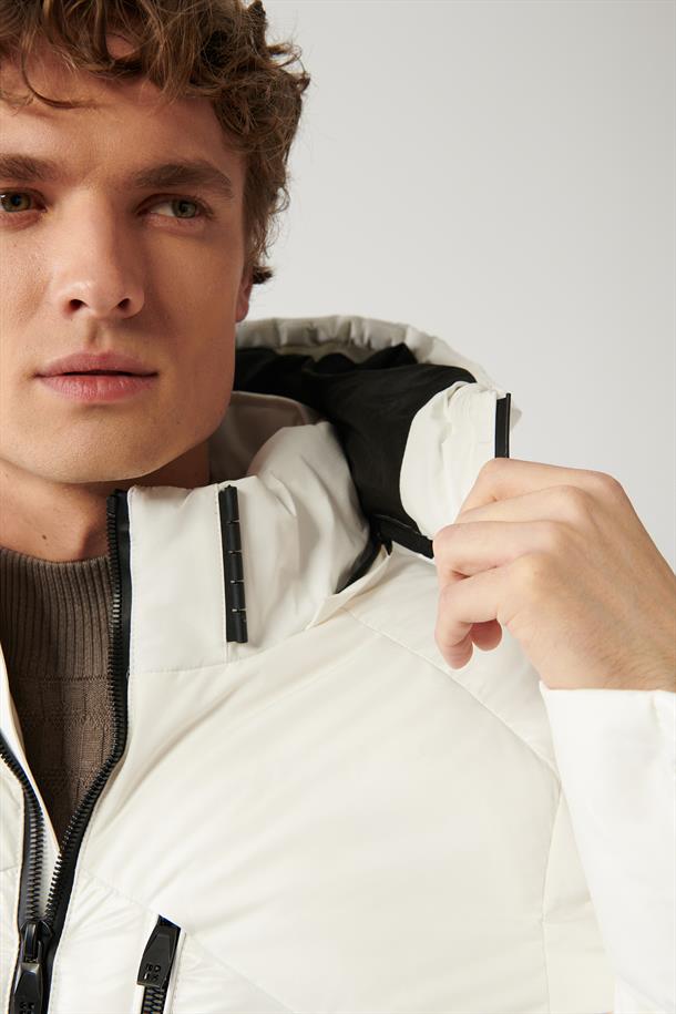 Beyaz Kaz Tüyü Su İtici ve Rüzgar Geçirmez Taşıma Askılı Şişme Kayak Montu