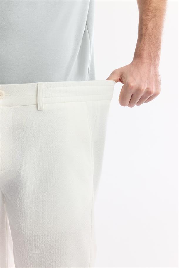 Beyaz Yanı Lastikli Gofreli Bi-Stretch Chino Şort