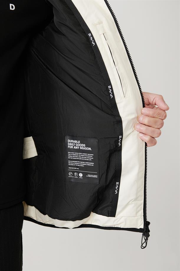 Beyaz Kapüşonlu Su İtici Rüzgar Geçirmez Taşıma Askılı Şişme Mont