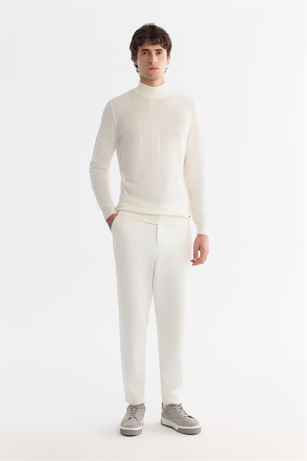 Beyaz Yarım Balıkçı Yaka Dokulu Triko Kazak