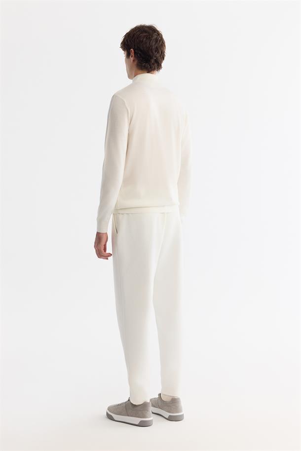 Beyaz Yarım Balıkçı Yaka Dokulu Triko Kazak