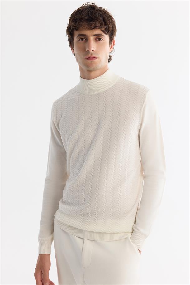 Beyaz Yarım Balıkçı Yaka Dokulu Triko Kazak