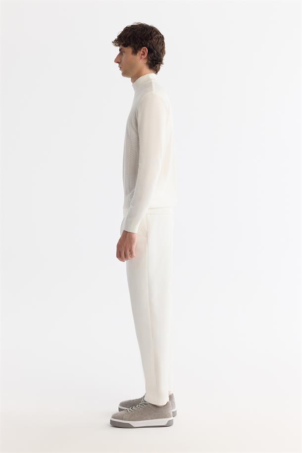 Beyaz Yarım Balıkçı Yaka Dokulu Triko Kazak