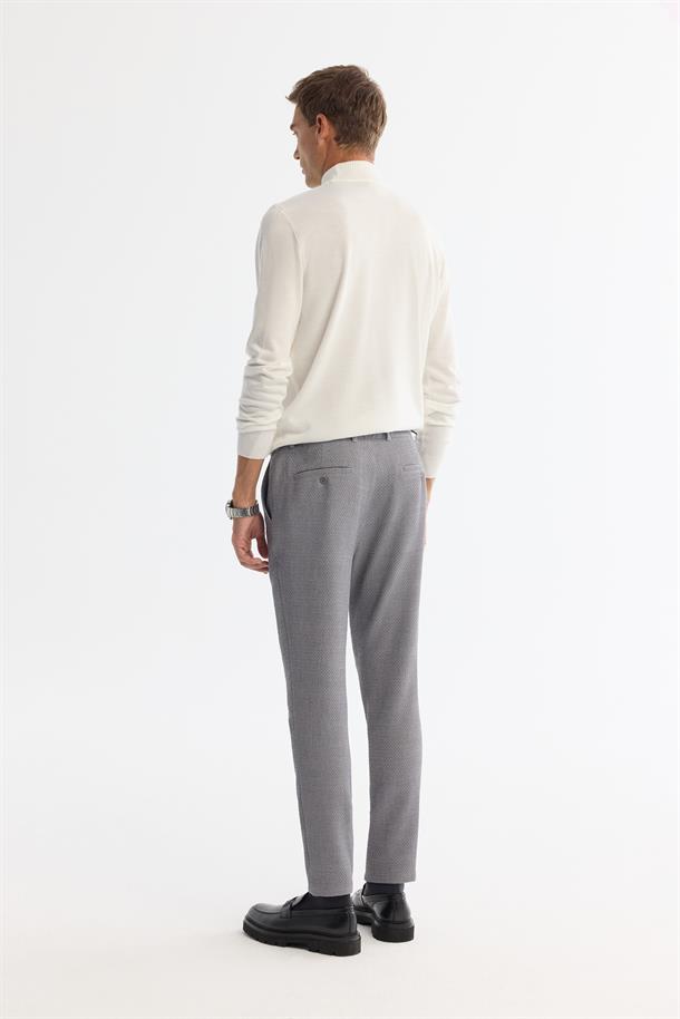 Beyaz Yarım Balıkçı Yaka Tüylenmeyen Triko Kazak