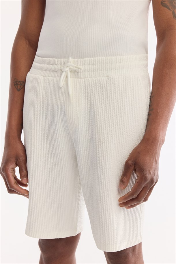 Ekru Beli Lastikli Bağcıklı Yandan Cepli Jakarlı Örme Şort