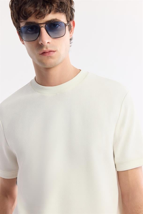 Ekru Bisiklet Yaka Pamuklu Jakarlı Elastan T-Shirt