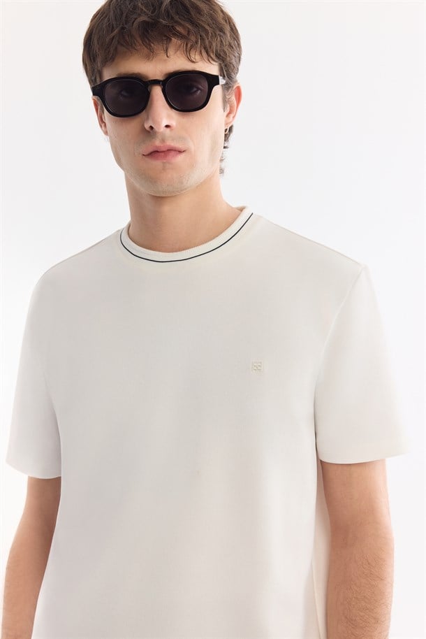 Ekru Bisiklet Yaka Kolay Ütülenen T-Shirt