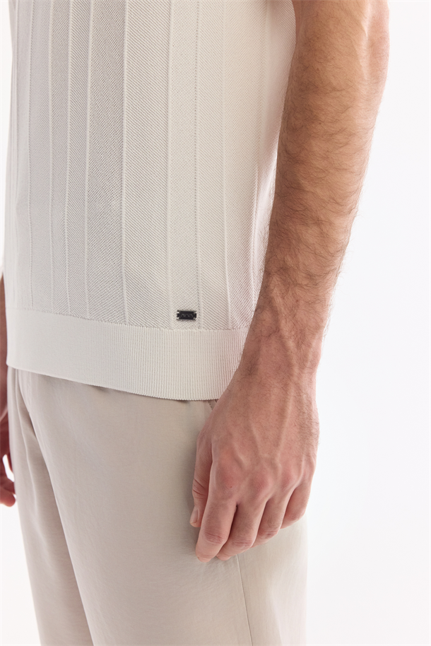 Ekru Bisiklet Yaka Kolay Ütülenen Kırışmaz Triko T-Shirt