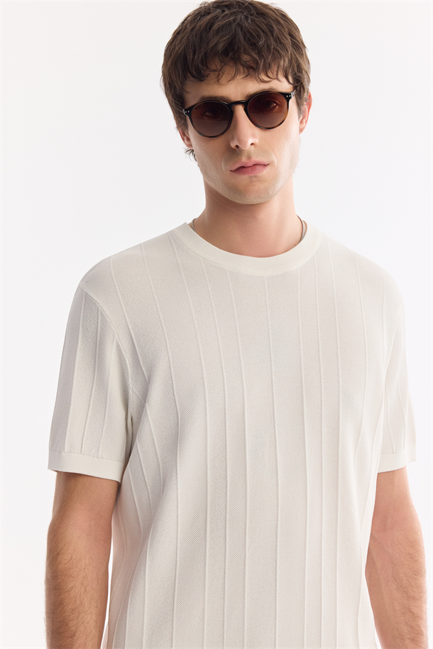 Ekru Bisiklet Yaka Kolay Ütülenen Kırışmaz Triko T-Shirt