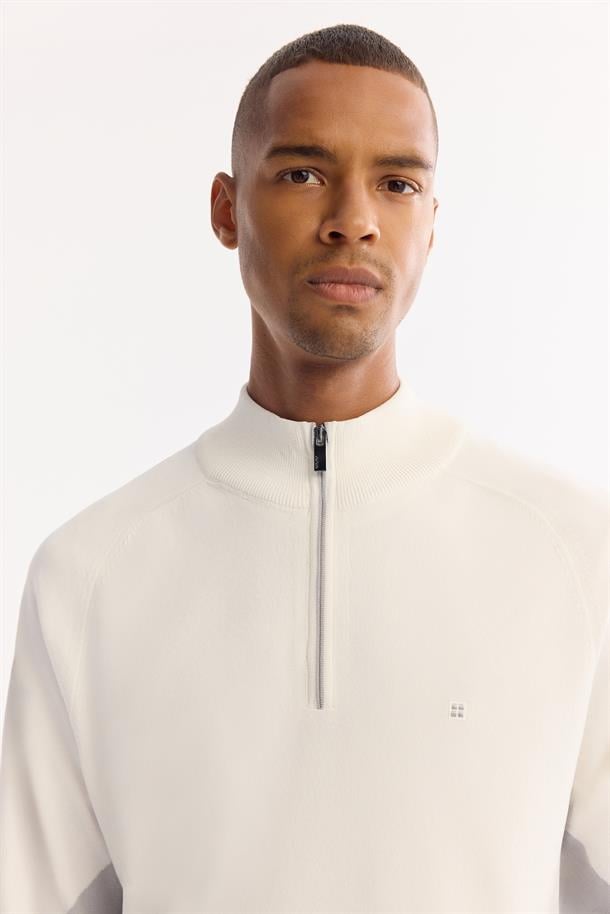 Ekru Dik Yaka Fermuarlı Rayon Tüylenmeyen Triko Kazak