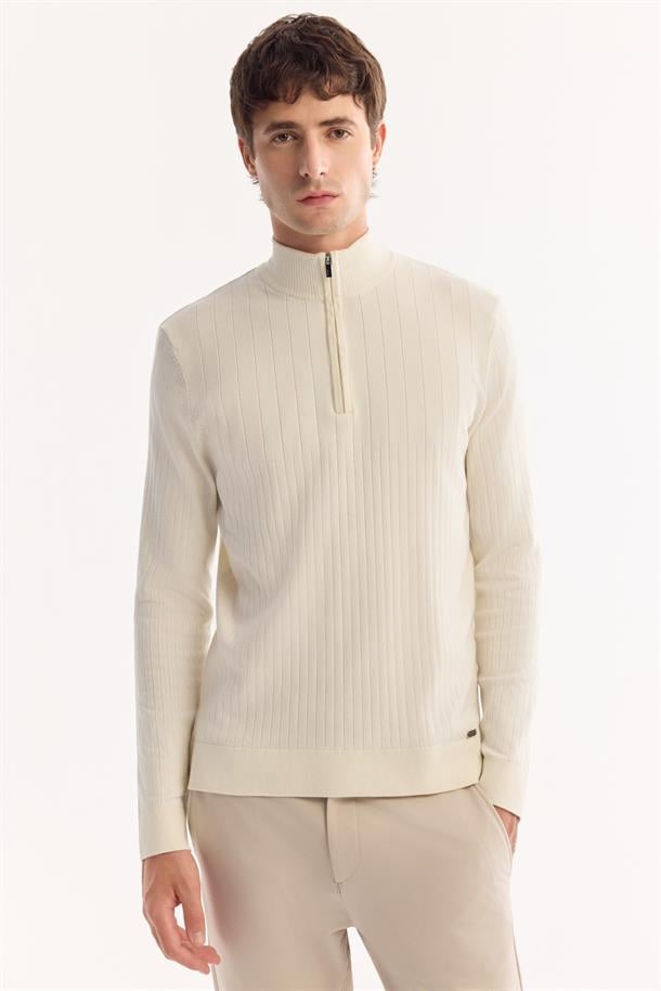 Ekru Dik Yaka Fermuarlı Soft Touch Çizgili Triko Kazak