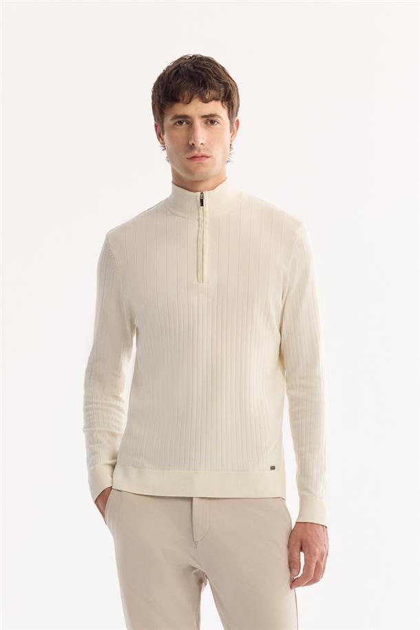 Ekru Dik Yaka Fermuarlı Soft Touch Çizgili Triko Kazak