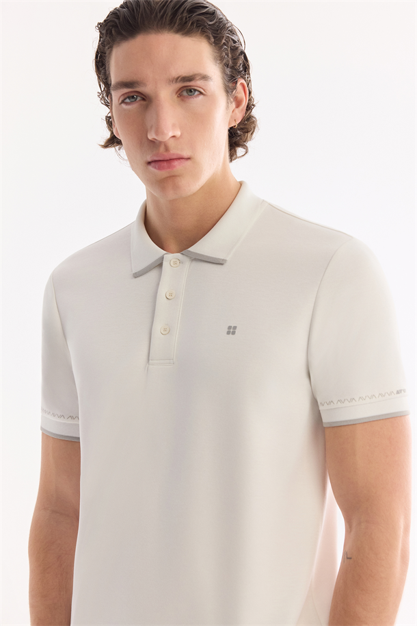Ekru Kıvrılmaz Polo Yaka Düğmeli Elastan T-Shirt