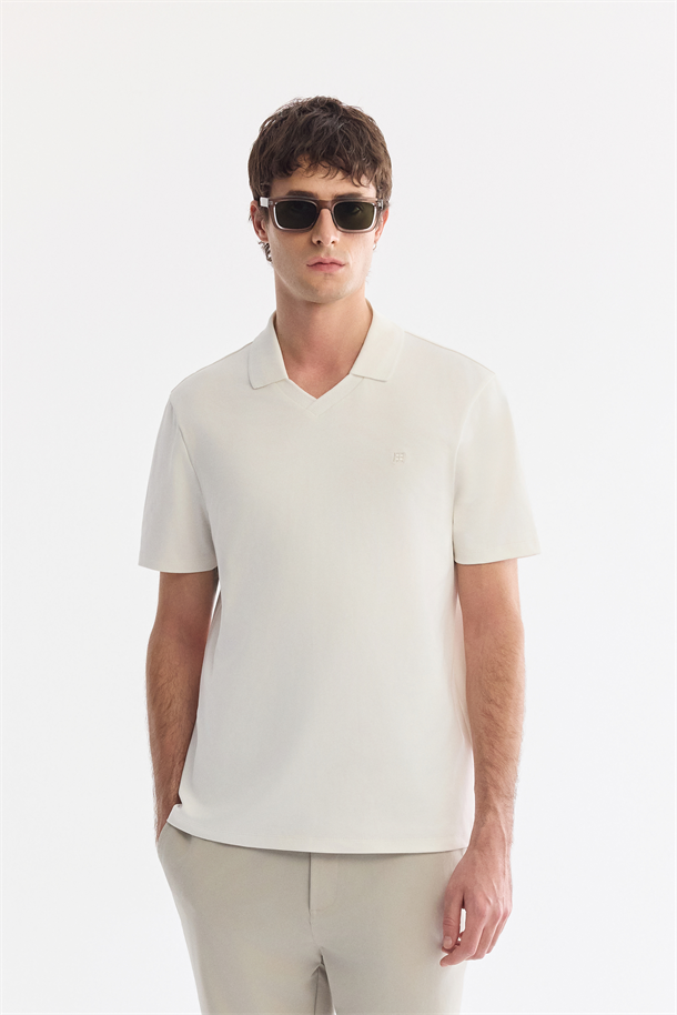 Ekru Pamuklu Kıvrılmaz Polo Yaka Düğmesiz T-Shirt