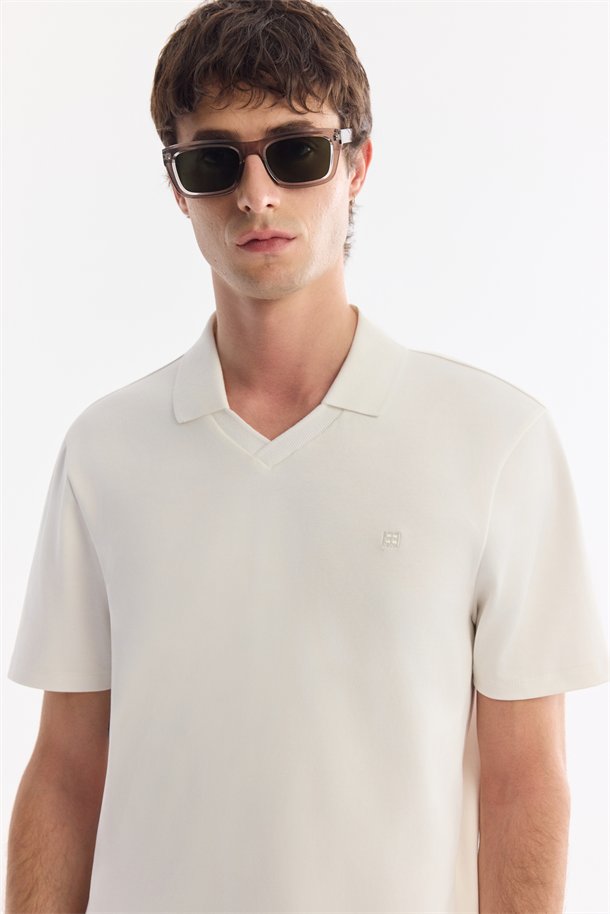 Ekru Pamuklu Kıvrılmaz Polo Yaka Düğmesiz T-Shirt
