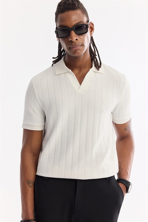 Ekru Kıvrılmaz Polo Yaka Düğmesiz T-Shirt