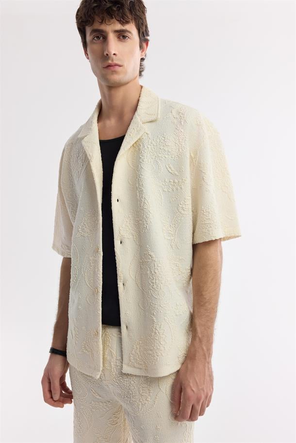 Ekru Apaj Yaka Pamuklu Jakarlı Kısa Kol Gömlek