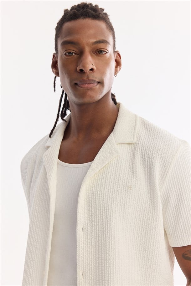 Ekru Apaj Yaka Düğmeli Kısa Kol Gömlek