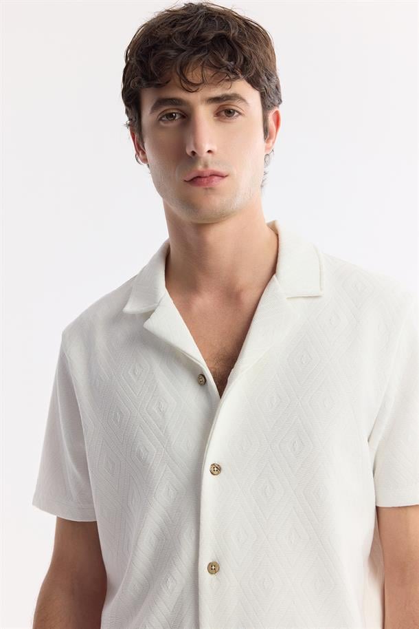 Ekru Apaj Yaka Viskon Karışımlı Jakarlı Kısa Kol Gömlek