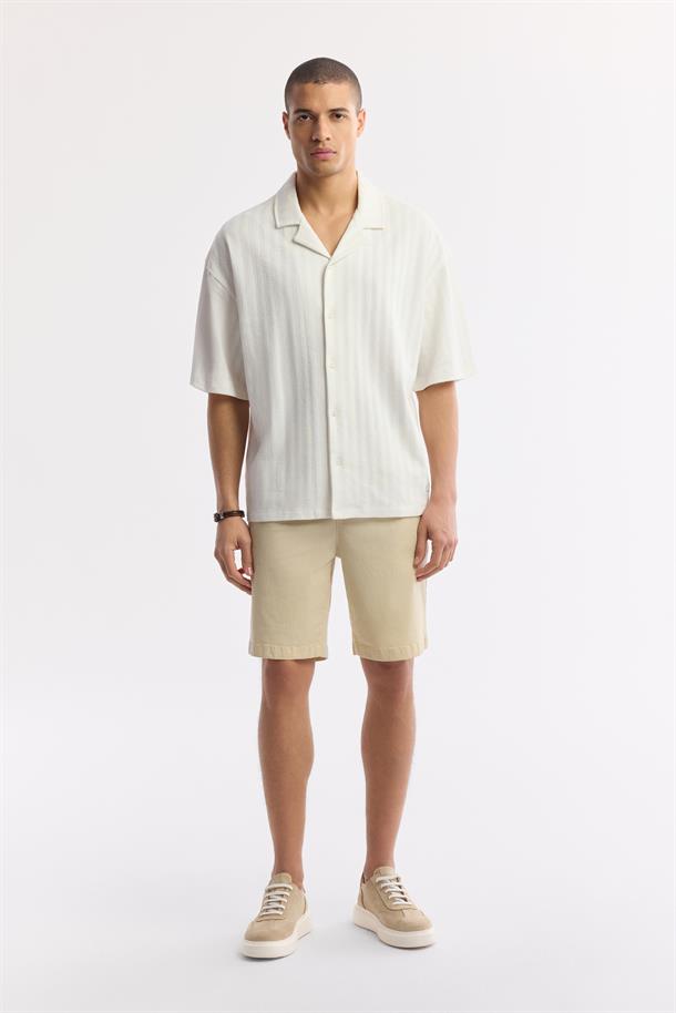 Ekru Apaj Yaka %100 Pamuk jakarlı Kısa Kol Gömlek