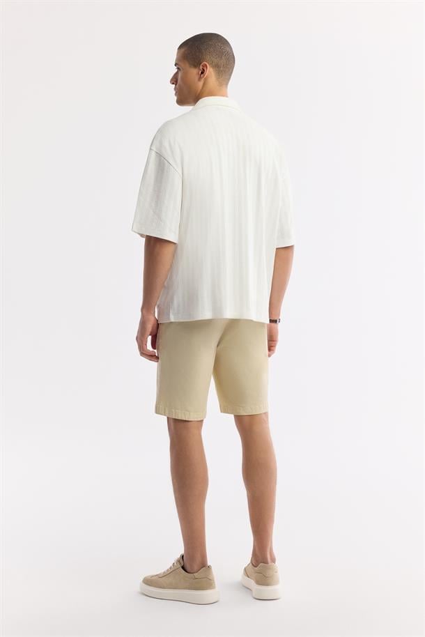 Ekru Apaj Yaka %100 Pamuk jakarlı Kısa Kol Gömlek
