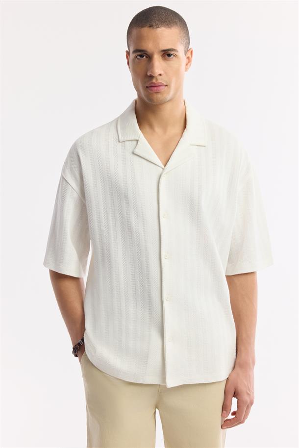 Ekru Apaj Yaka %100 Pamuk jakarlı Kısa Kol Gömlek