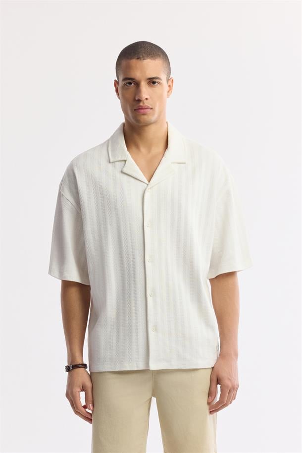 Ekru Apaj Yaka %100 Pamuk jakarlı Kısa Kol Gömlek