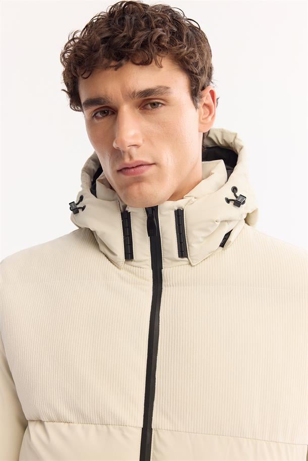 Ekru Kapüşonlu Rüzgar Geçirmez Şişme Mont