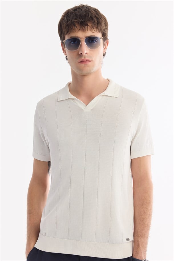 Ekru Polo Yaka Düğmesiz Dokulu Triko T-shirt