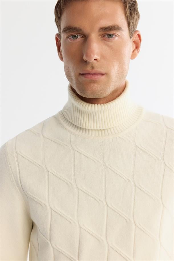 Ekru Tam Balıkçı Yaka Desenli Soft Touch Triko Kazak