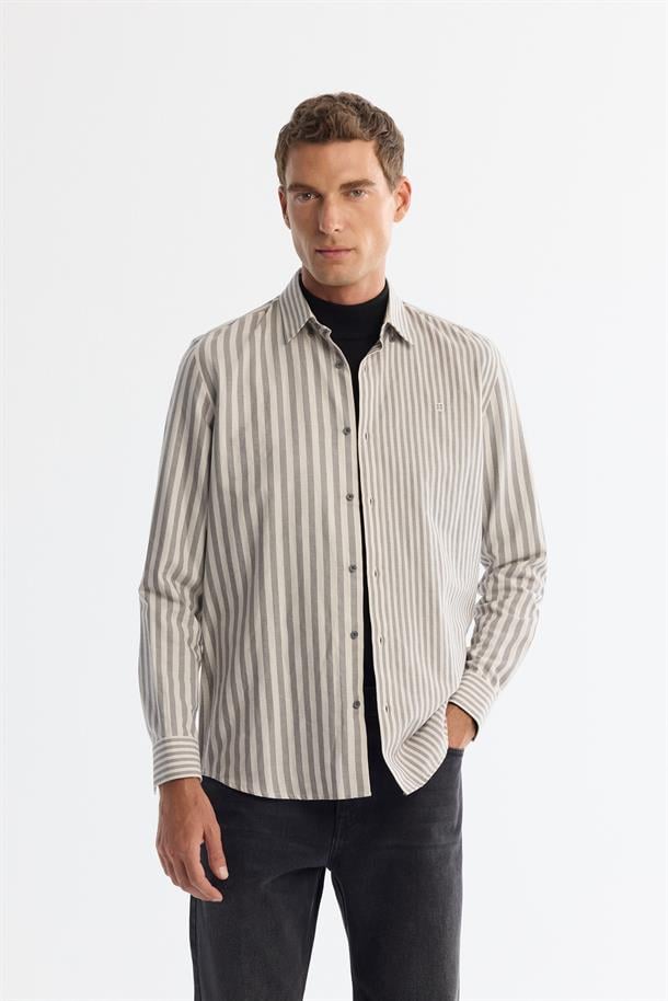 Gri %100 Pamuk Alttan Britli Yaka Çizgili Gömlek