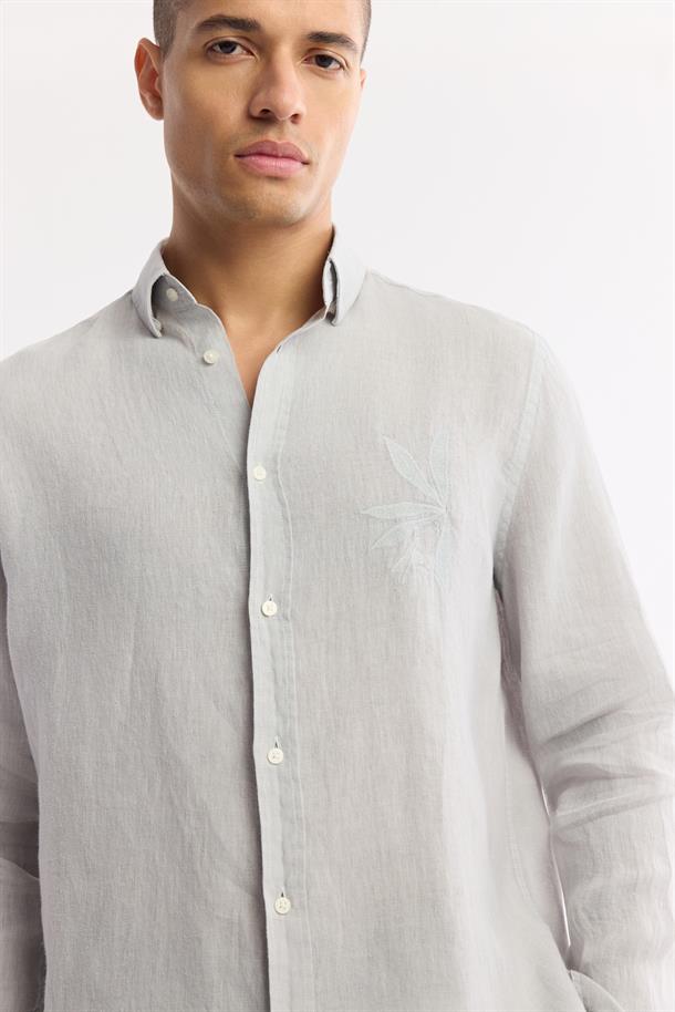 Gri Alttan Britli Yaka Nakışlı %100 Keten Gömlek