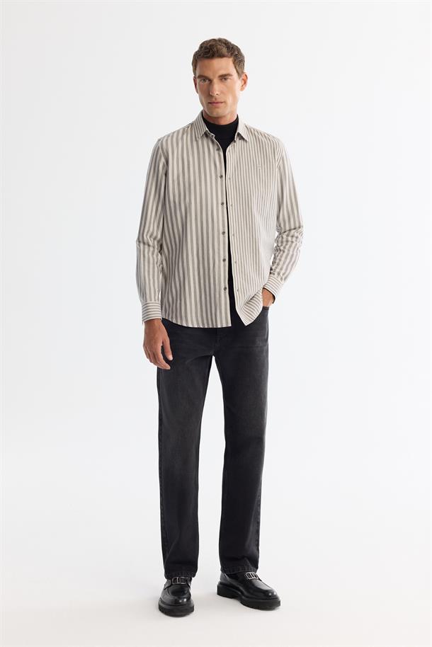 Gri %100 Pamuk Alttan Britli Yaka Çizgili Gömlek