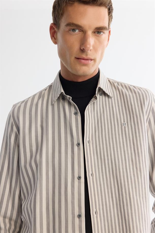 Gri %100 Pamuk Alttan Britli Yaka Çizgili Gömlek
