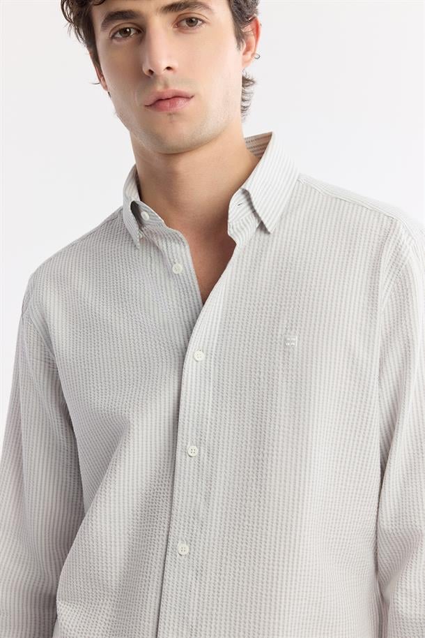 Gri Alttan Britli Yaka Çizgili Gofreli Gömlek
