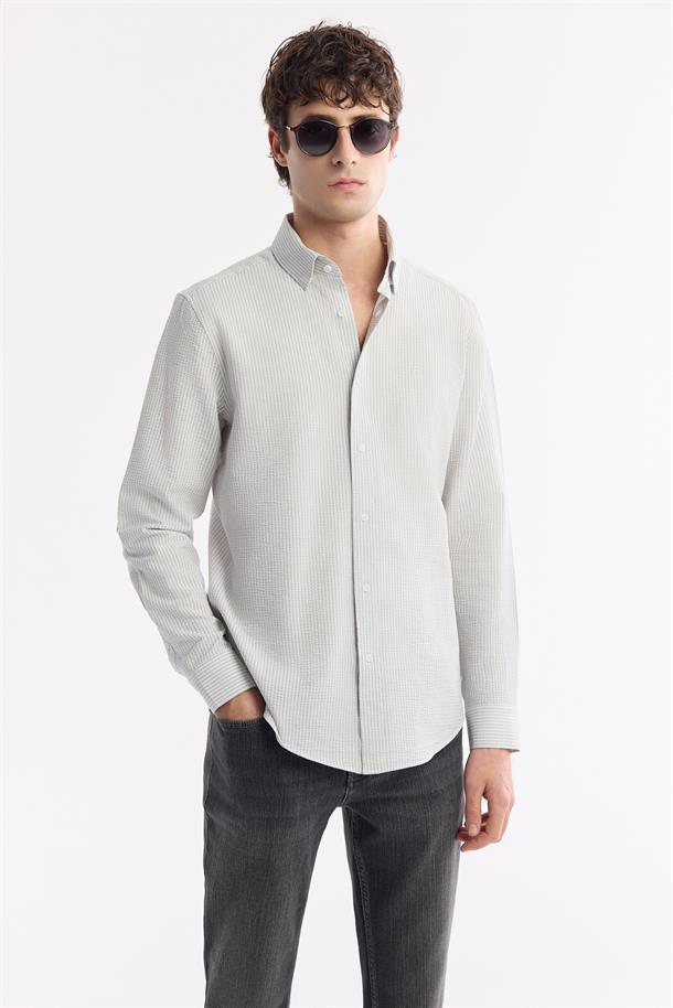 Gri Alttan Britli Yaka Çizgili Gofreli Gömlek