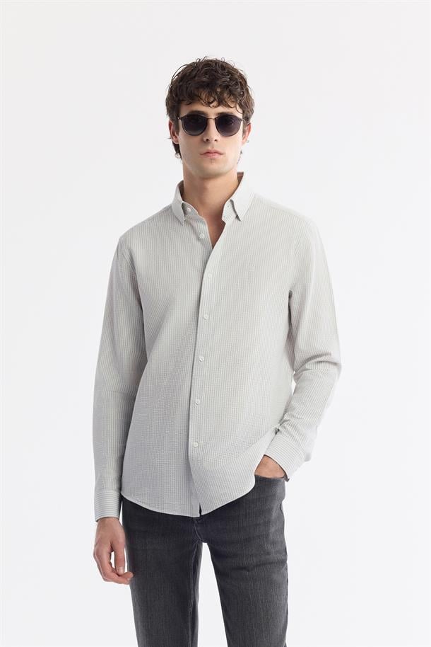 Gri Alttan Britli Yaka Çizgili Gofreli Gömlek