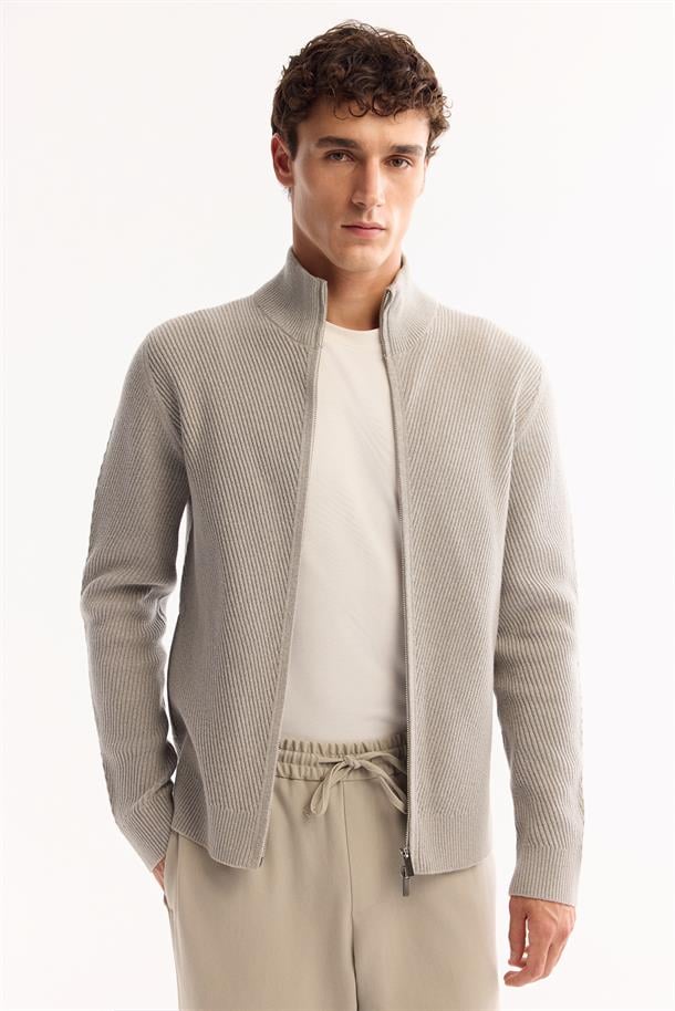 Gri Dik Yaka Fermuarlı Pamuklu Soft Touch Dokulu Hırka