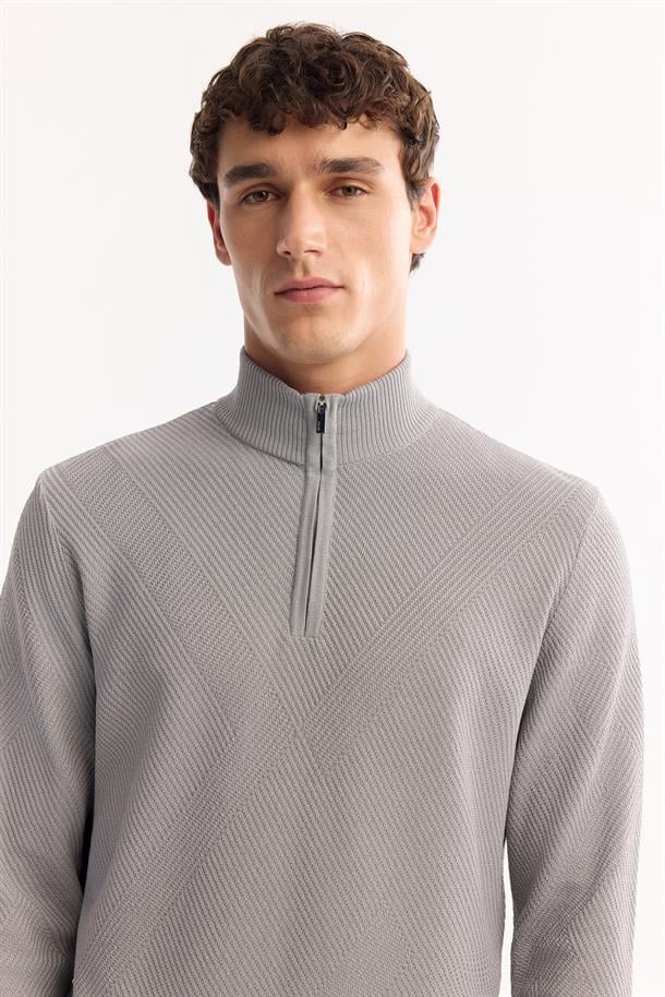 Gri Dik Yaka Fermuarlı Dokulu Triko Kazak
