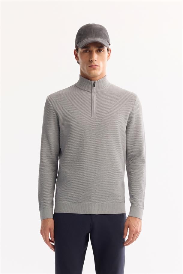 Gri Dik Yaka Fermuarlı Dokulu Triko Kazak