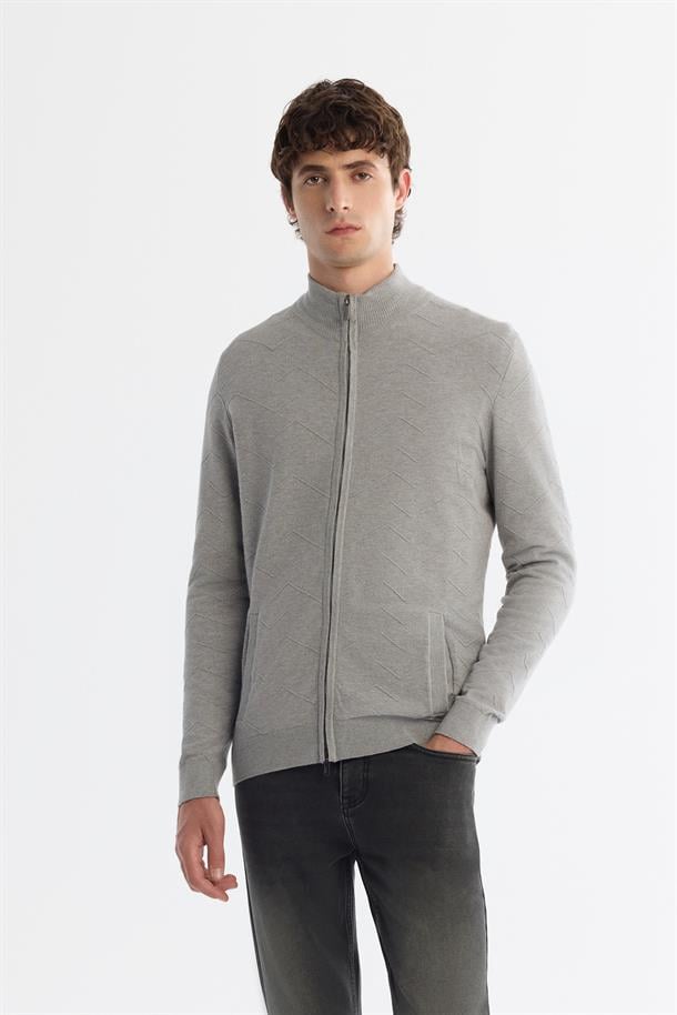 Gri Dik Yaka Fermuarlı Önü Desenli Soft Touch Triko Hırka